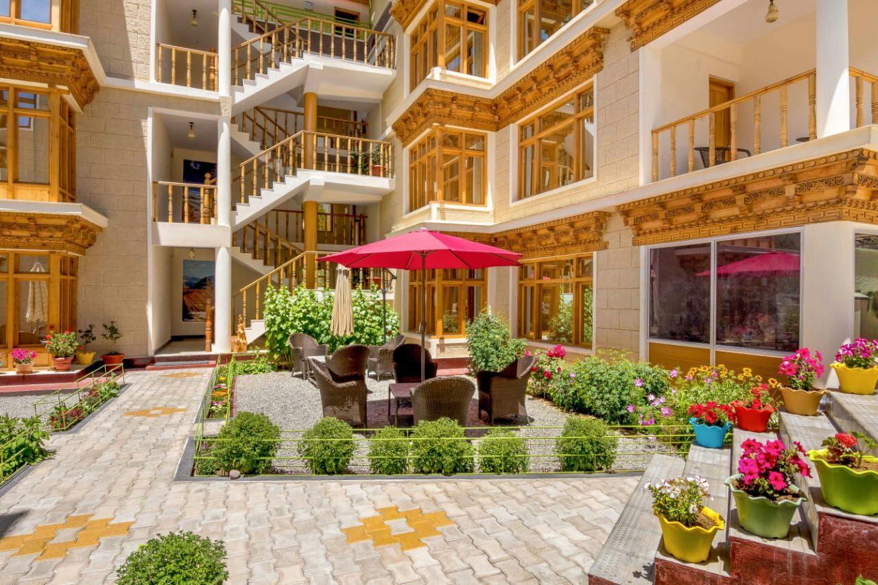 Hotel Om Ladakh Лех Екстериор снимка