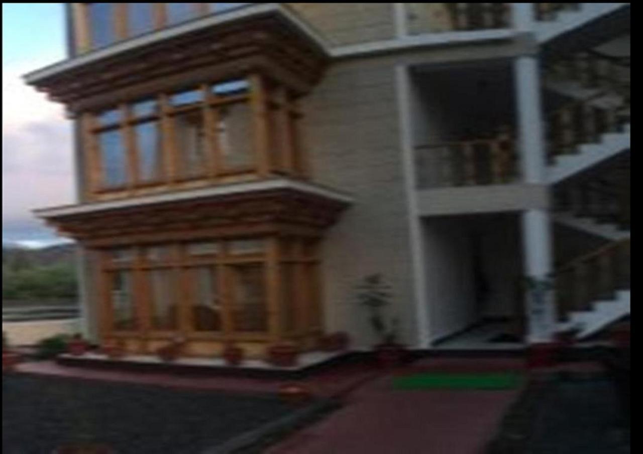 Hotel Om Ladakh Лех Екстериор снимка